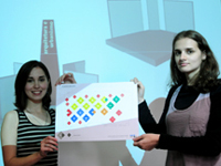 As estudantes Isadora Aranda e Marcela Geraldo exibem o mapa do projeto: estandes terão totens de 4 metros de altura